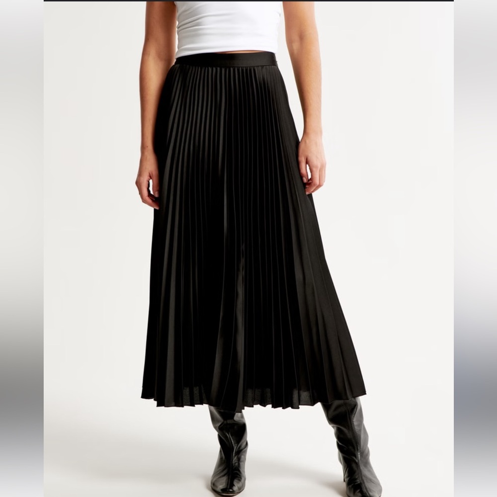 Abercrombie & Fitch Women’s  NWT Large Black Satin Pleated Midi Skirt Beautiful